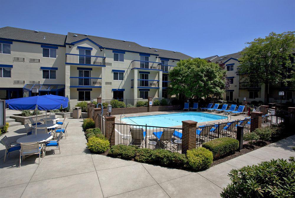 Holiday Inn Express Hotel & Suites Pittsburgh Airport By Ihg Robinson Township  Bagian luar foto